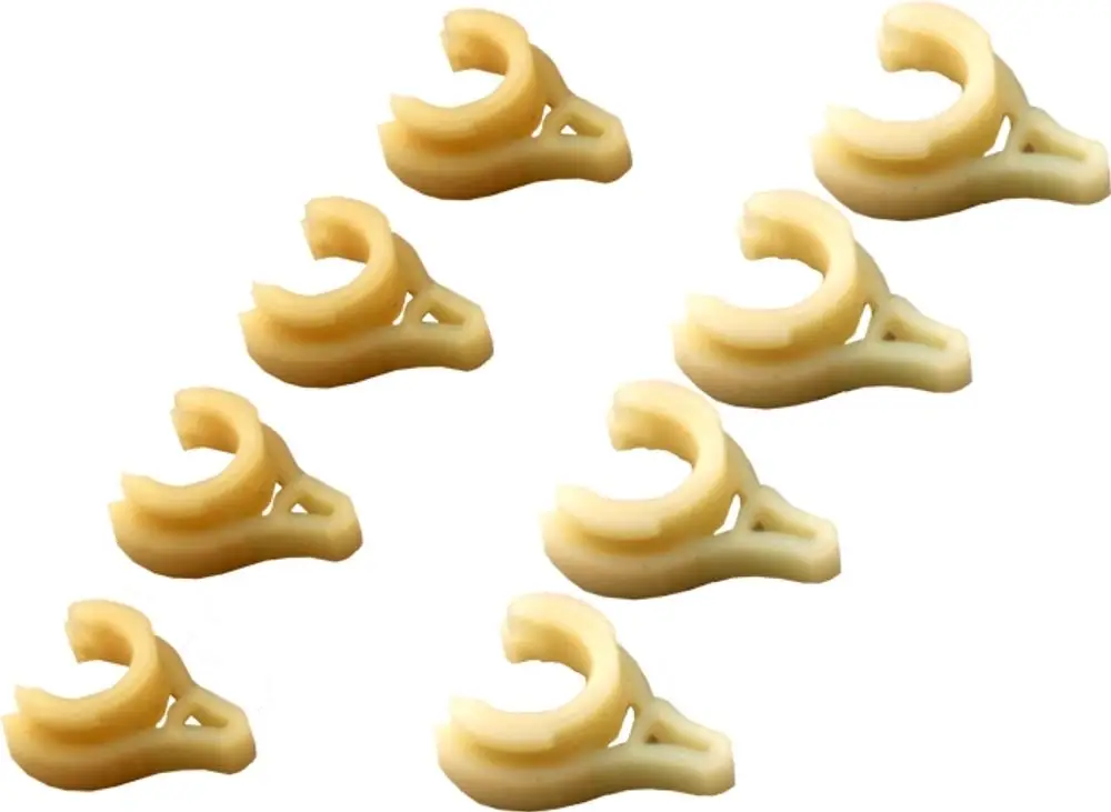 Bajonett-Clips in heller Farbe, arranged auf einem neutralen Hintergrund. Die Clips sind für verschiedene Anwendungen konzipiert und stammen von der Marke Wolf.
